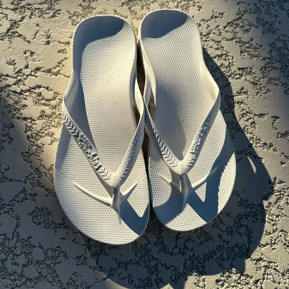 Archie’s unisex white flip flop sandals beach water men’s size 6 or women’s sz 7 - Picture 2 of 4